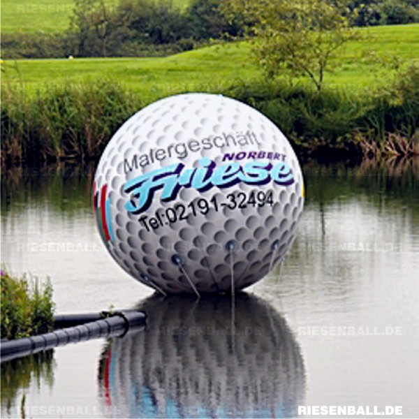 200 cm Golfball als schwimmende Werbung auf Golfturnier