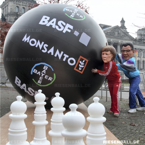 Merkel u. Müller beim Hunger-Bowling mit Eventball